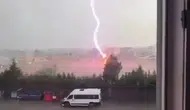 Tekirdağ Kumbağ'da yıldırım düşen palmiye ağacı alev topuna döndü
