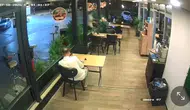 Karamürsel'de yemek yiyen müşterinin üzerine motosiklet girdi
