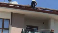 Elazığ’da beş katlı binanın çatısında yürekleri ağza getiren görüntüler
