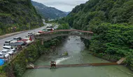 Trabzon'un 89 yıllık ahşap köprüsü ziyaretçi akınına uğruyor