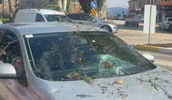 Isparta Eğirdir'de fırtına otomobili hurdaya çevirdi