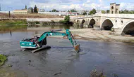 Tunca Nehri’nde sular çekilince ekipler iş makinesiyle sahaya indi