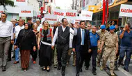 Akçaabat sokakları geleneksel danslarla şenlendi