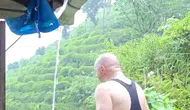Rize'de denize girmek yasaklanınca çatıdan akan yağmurla serinledi