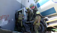 Ümraniye’de beton mikseri binaya girdi
