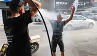 Muğla sıcağına oto yıkamacıda çözüm buldu