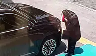 Kars'ta duygulandıran anlar Makam aracındaki bayrağı öperek selamladı