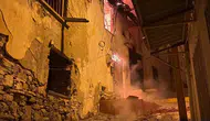 Kuşadası’nda bir ev yandı itfaiye dar sokakta zor anlar yaşadı