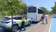 Manavgat'ta servis minibüsüyle çarpışan motosikletli hastanelik oldu