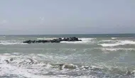 Hatay'da fırtına uyarısına rağmen denize giren vatandaş kamerada
