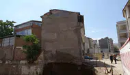 Malatya’da inşaat kazısı apartmanı mühürletti