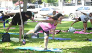 Kuşadası'nda güne sporla başlayanlar parkları dolduruyor