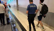 Sahnedeki sözleri başına iş açtı Deniz Göktaş havalimanında durduruldu