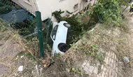 Gebze’de kontrolden çıkan araç apartman bahçesine devrildi