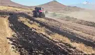 Tarlada çıkan yangını iş makineleri durdurdu