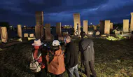 Bitlis Ahlat’taki tarihi mezarlık gece ışıklarıyla görsel şölen sunuyor