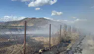 Bayındır'da moloz sahasında başlayan yangın evlere sıçradı