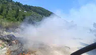 Alaplı Mollabey yolunda çöp yığınları alevlere teslim oldu