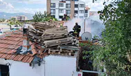 Burhaniye'de ev yangını İtfaiye içeride mahsur kalan kişiyi kurtardı