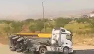 Siirt merkezde kum kamyonu yolu trafiğe kapattı