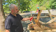Yenice Belediye Başkanı mesai saatinde eline fırçayı aldı