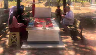 Manisalı öğrenciler şehit ve gazi kabirlerini dualarla andı
