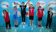 Tokatlı küçük kızlar minderde devleşti