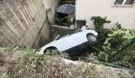 Gebze’de otomobil beş metreden bahçeye çakıldı