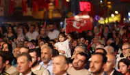 Esenler 15 Temmuz şehitlerini dev bayrakla andı