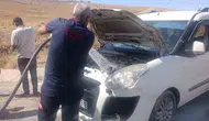 Siirt çevre yolunda seyir halindeki otomobil küle döndü