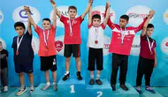 Aliağalı minik güreşçiler Türkiye şampiyonasında dereceyle döndü