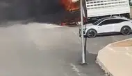 Elazığ’da park halindeki pikap bir anda alevlere teslim oldu