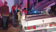 Mardin'de otomobil traktörle çarpıştı ve eve girdi
