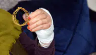 Komşusunu bıçakla yaralayıp altınını çaldı