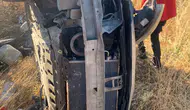 Balıkesir yolunda otomobil şarampole devrildi 2 yaralı