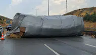 Susurluk yolunda saman yüklü tır trafiği kilitledi