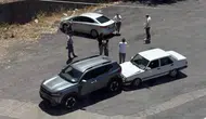 Ereğli'de tırdan indirilen sıfır otomobil park halindeki araca daldı