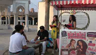 Öğrenciler Erasmus hayalleri için sokakta bici bici satıyor