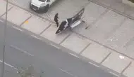 Avcılar'da rüzgarın uçurduğu dev pano vatandaşa çarptı