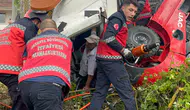 Serdivan'da vinçli kamyonet devrildi sürücü kabinde sıkıştı