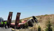 Uşak yolunda tır devrildi