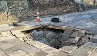 Çorum'da sağanak yağış sonrası kaldırımda derin çukur oluştu