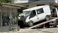 Osmaniye'de kontrolden çıkan minibüs kıraathaneye daldı