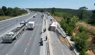Arnavutköy çevre yolunda market kamyonu yan yola uçtu