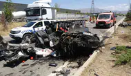 Malatya’da ağır kaza Otomobil tıra çarparak hurdaya döndü