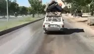 Elazığ’da yatak yüklü otomobil trafiği birbirine kattı