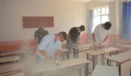 Mardinli öğrenciler eski sıraları fabrikadan yeni çıkmış gibi yeniledi