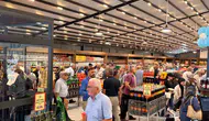 Çorum’da yerel marketin bininci müşterisine başkan sürprizi