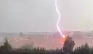 Tekirdağ'da palmiye ağacına yıldırım düşme anı kameraya yansıdı