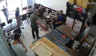 Lokantada yemeği boğazına kaçan müşteriyi Heimlich manevrası kurtardı